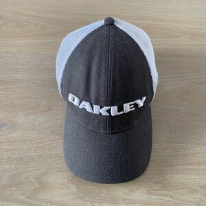 Vintage Oakley Men's Black & White Logo Trucker Cap